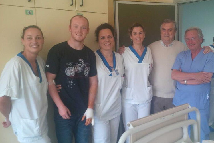 Bradley Smith, Krankenhaus-Personal und Dr. Costa (2. v. re.)