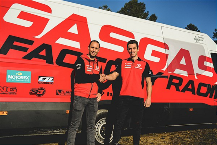 GASGAS-Teammanager Albert Cabestany mit seinem neuen Schützling Miquel Gelabert 