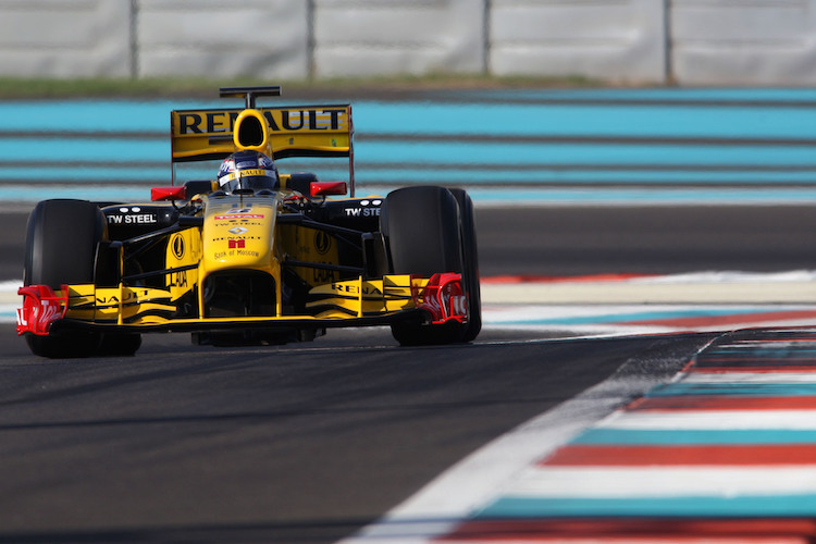 Der Russe Mikhail Aleshin bewegt auf dem Yas Marina Circuit Ende 2010 einen Formel-1-Renault