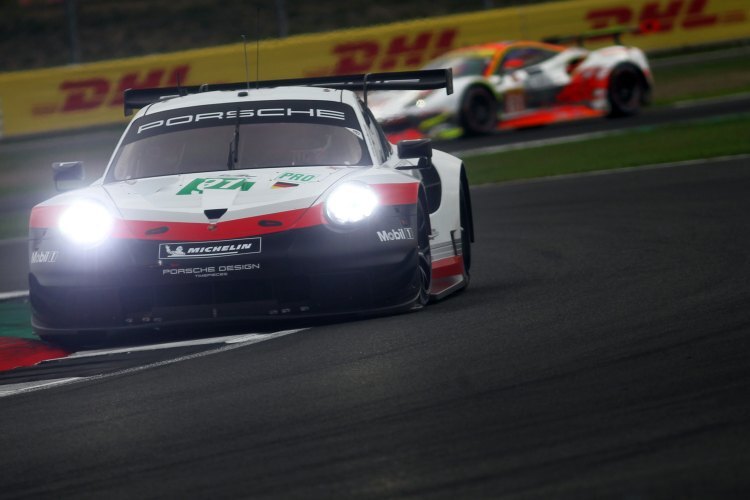 Zu geringer Bodenabstand beim Porsche 911 RSR von Richard Lietz und Gianmaria Bruni