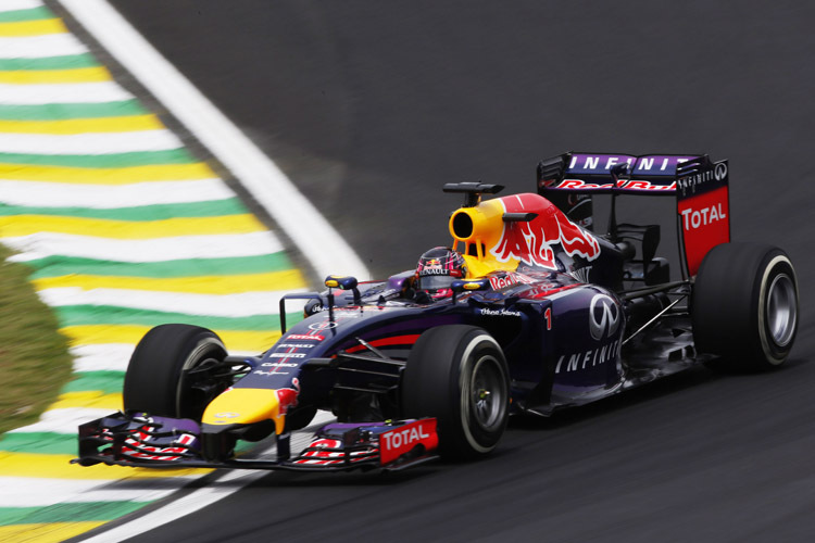 Formel-1-Champion Sebastian Vettel über die neue Boxengasseneinfahrt von Interlagos: «Ich weiss nicht, warum man da nochmal mit der Farbe so grosszügig umgegangen ist und noch einige Kurven auf den Asphalt gepinselt hat»