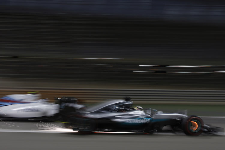 Lewis Hamilton mit rotglühenden Bremsen