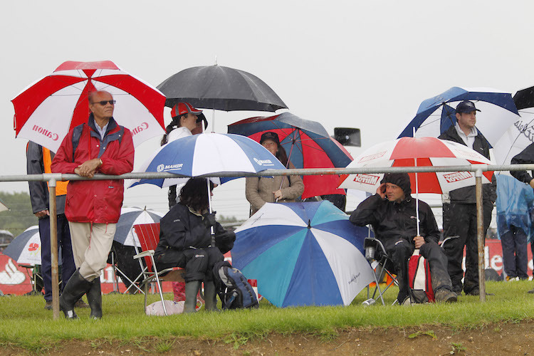 Von etwas Regen lassen sich die Fans in Silverstone nicht die Laune verderben