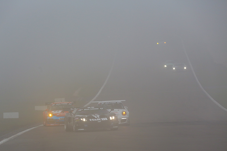 Im Nebel zum Sieg: Jürgen Alzen und Dominik Schwager im Ford GT