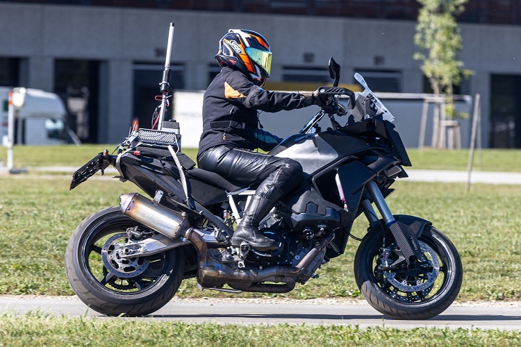 Erwischt: Prototyp einer KTM, die dereinst 1490 SMT heissen und den stärksten Reisemaschinen von Ducati und BMW einheizen könnte