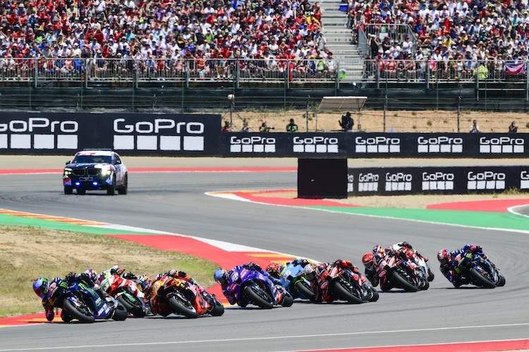 Nach dem Start: Alex Rins (#42) musste zu Beginn extra hart kämpfen