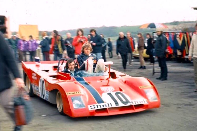 Ferrari-Pilot Tim Schenken (am Lenkrad) mit Ronnie Peterson
