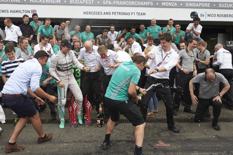 Nico Rosberg feiert mit seinem Team
