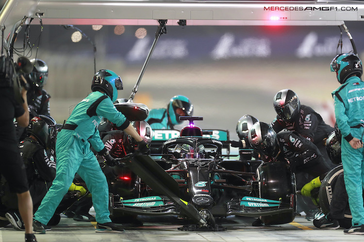Lewis Hamilton bog im Bahrain-GP früh an die Box ab