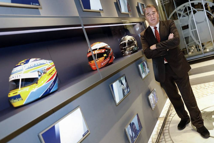 Nigel Mansell in der FIA-Ruhmeshalle, links vorne der Helm von Fernando Alonso