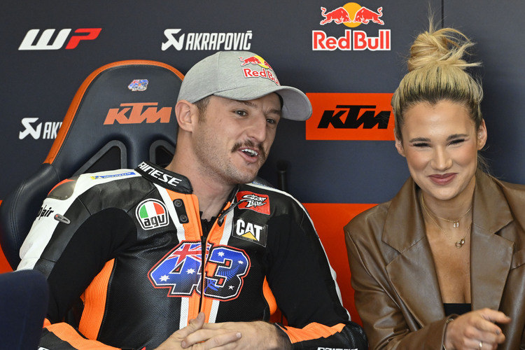 Jack Miller mit seiner Frau Ruby in der KTM-Box