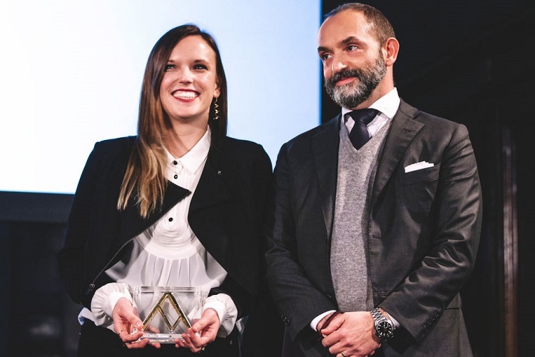 Designerin Fanny Boria und Dainese-CEO Cristiano Silei mit dem Compasso d’Oro