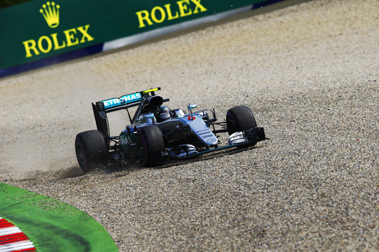 Nico Rosberg drehte im ersten freien Training die schnellste je auf dem Red Bull Ring gefahrene Runde – lernte aber auch das Kiesbett kennen