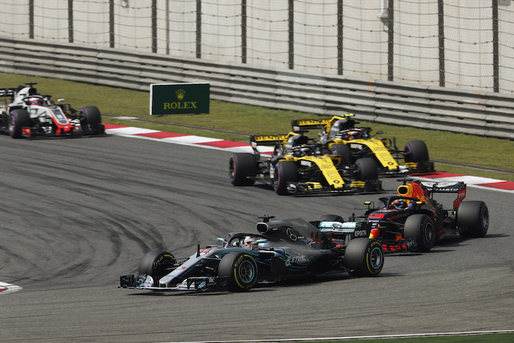 Nico Hülkenberg und Carlos Sainz hinter Weltmeister Lewis Hamilton und China-Sieger Daniel Ricciardo