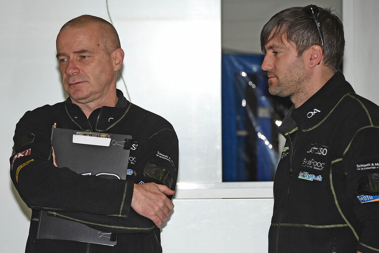 Crewchief Alfred Willeke (links) analysierte für SPEEDWEEK.com, warum Lüthi der Gang heraussprang