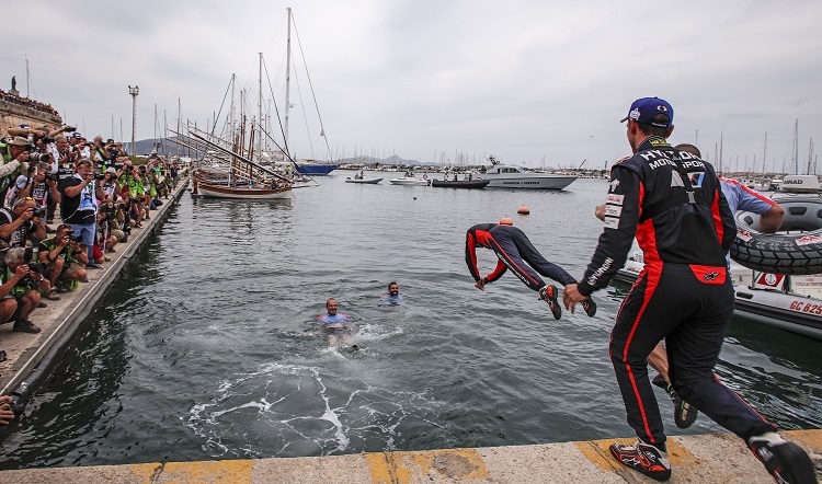 Die Italien-Sieger 2016 beim Sprung ins Hafenbecken