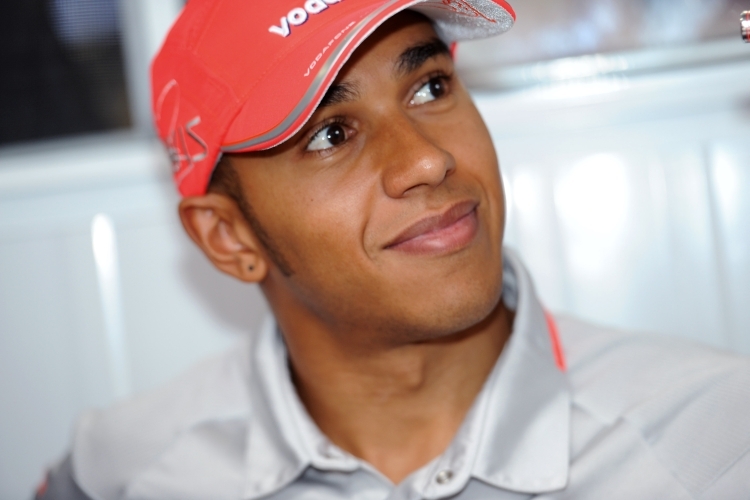 07 Lewis Hamilton freut sich auch