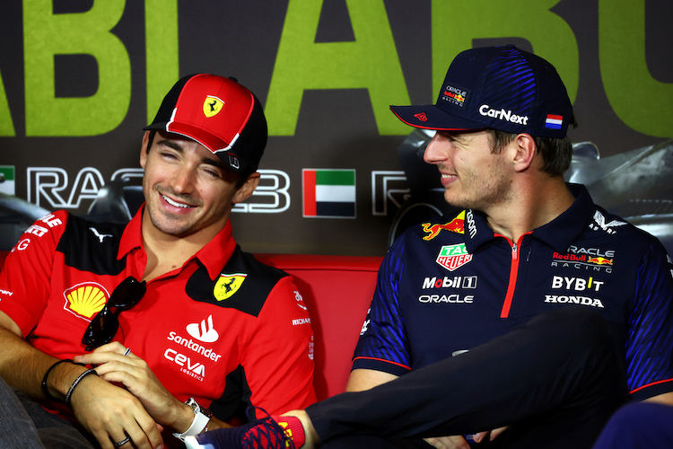Charles Leclerc und Max Verstappen 2023 in Abu Dhabi