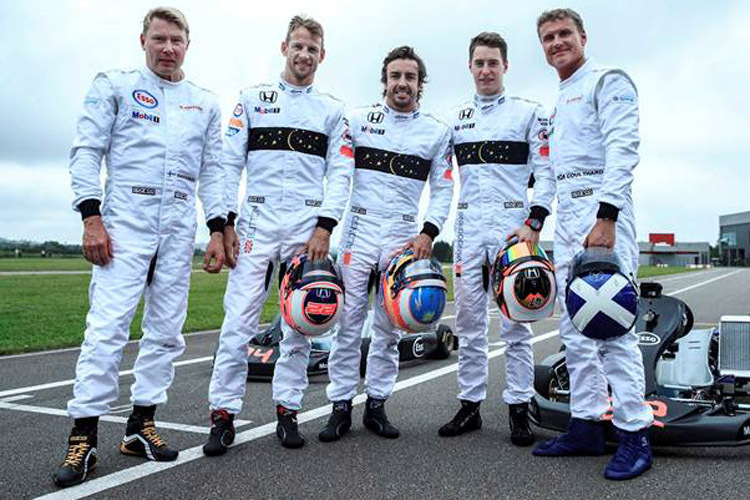 Mika Häkkinen, Jenson Button, Fernando Alonso, Stoffel Vandoorne und David Coulthard treten in einem virtuellen Kart-Rennen gegeneinander an