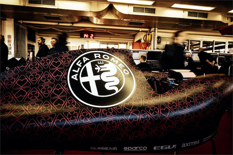 Spezieller Look: Alfa Romeo setzt auf ein schwarz-rotes Muster
