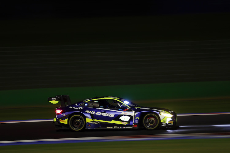 Rossi schießt mit seinem WRT BMW durch die Nacht von Misano