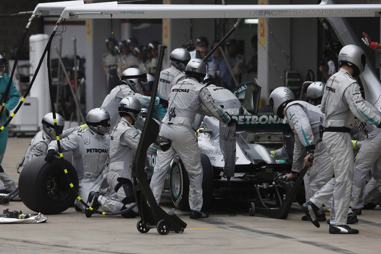 Nico Rosberg verlor an der Box über 20 Sekunden, weil sich der lose Frontflügel verkantet hatte