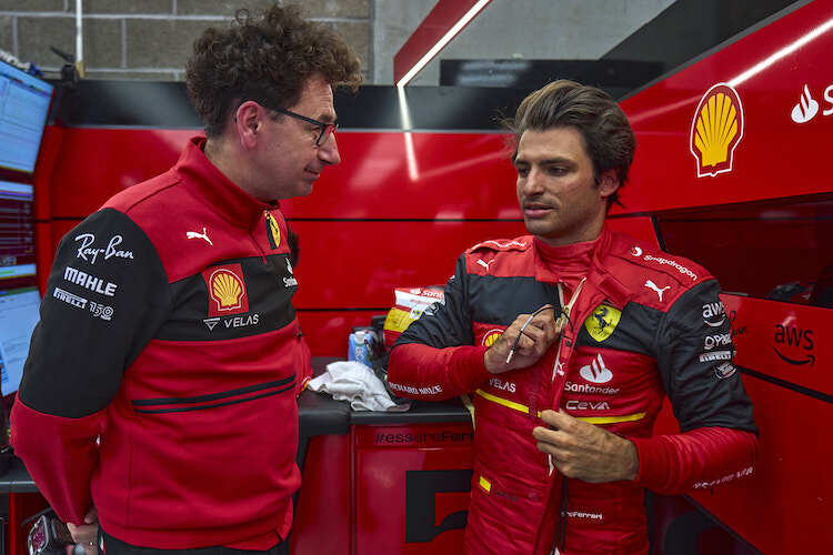 Ferrari-Teamchef Mattia Binotto mit Carlos Sainz