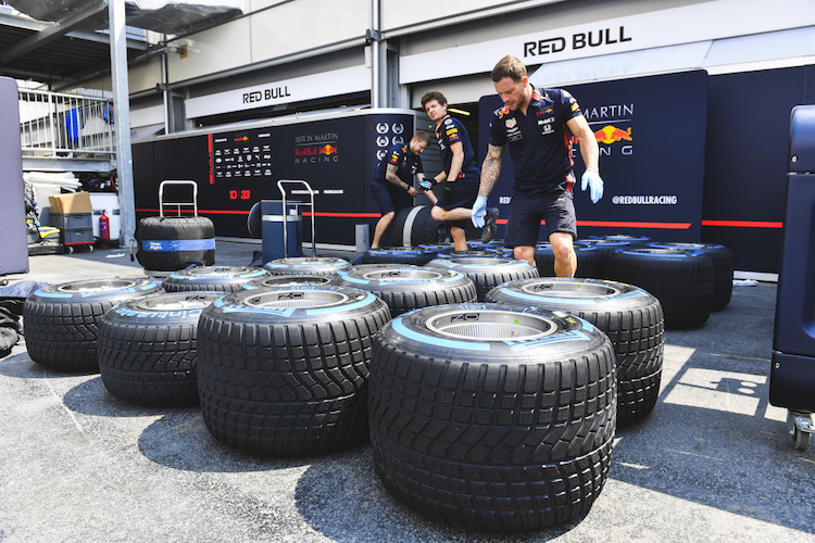 Red Bull Racing Mechaniker mit Pirelli Reifen