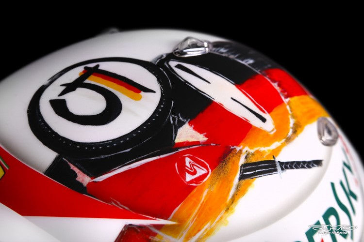 Passend zur WM-Situation zierte ein Kämpfer, der sich nicht unterkriegen lässt, Vettels letztjährigen Japan-Helm