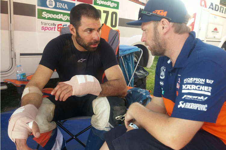 Der angeschlagene Franzose Antoine Meo mit KTM-Teammanager Alex Doringer