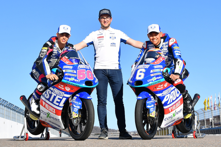 Das Prüstel-Fahreraufgebot 2021: Jason Dupasquier (links) und Rusei Yamanaka (rechts) mit Teamchef Florian Prüstel