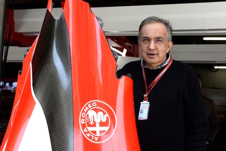 Sergio Marchionne mit dem Alfa-Logo, das 2015 auf dem Ferrari prangte