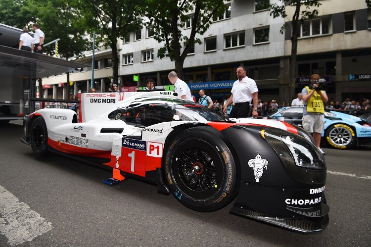 Der Porsche LMP1 wird für das Scrutineering abgeladen