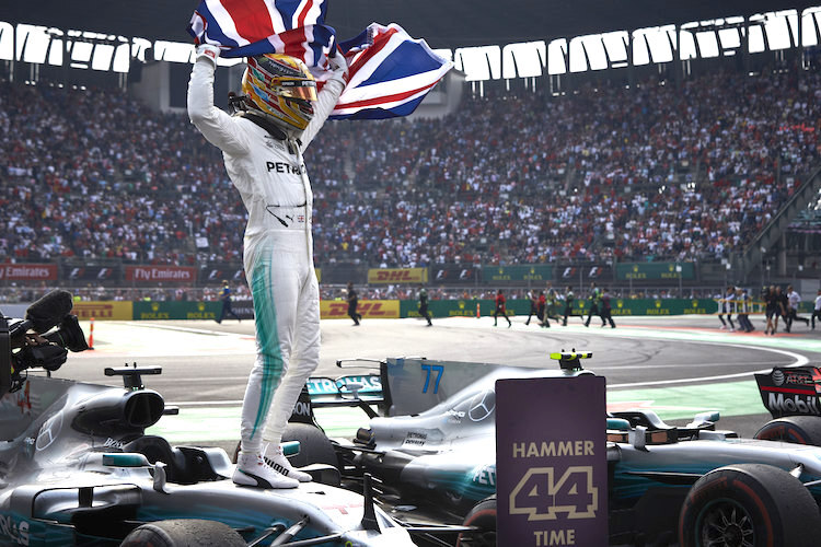 Lewis Hamilton hält stolz den Union Jack