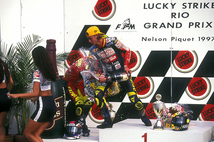 Legendär: Valentino Rossi feiert 1997 seinen ersten WM-Titel auf einer 125er-Aprilia (hier beim Sieg in Brasilien).