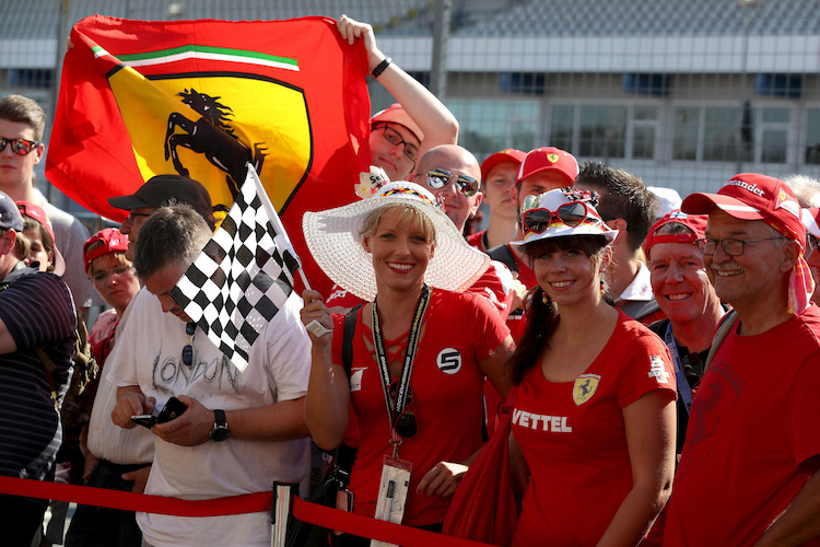 Die Fans freuen sich auf ihre F1-Helden, die heute erstmals seit 2016 wieder auf dem Hockenheimring ausrücken dürfen