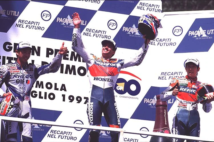 Imola-GP 1997: Nobu Aoki, Doohan und Takuma Aoki, letztmals 2 Brüder auf dem Podest