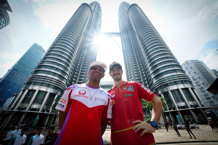 Die WM-Anwärter Jorge Martin und Pecco Bagnaia vor den Petronas Towers in Kuala Lumpur