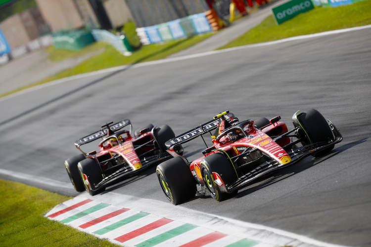 Carlos Sainz vor Charles Leclerc in Monza