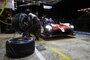 Führt die 24h von Le Mans an: Der Toyota TS050 Hybrid von Mike Conway, Kamui Kobayashi und José María López