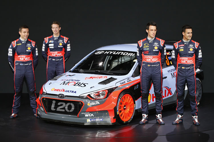 Zusammen mit den Teamkollegen Hayden Paddon, Kevin Abbring und Dani Sordo enthüllte Neuville den neuen Hyundai i 20 WRC. 
