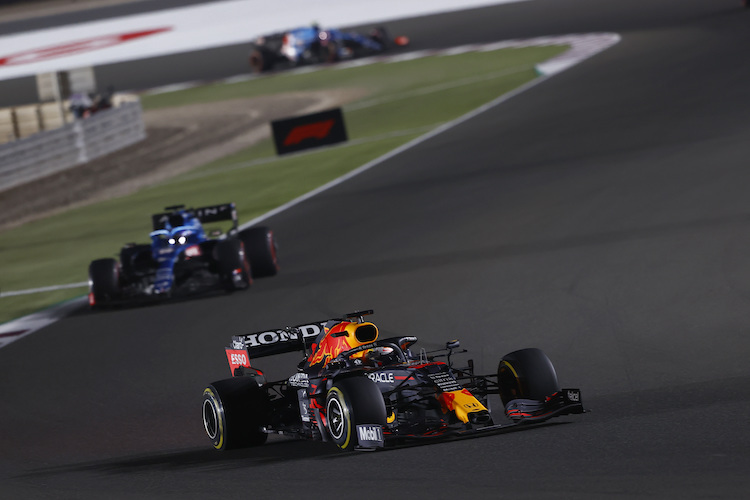Max Verstappen vor Fernando Alonso