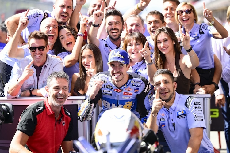 Jubel bei Alex Marquez und seinem Team im Parc Ferme