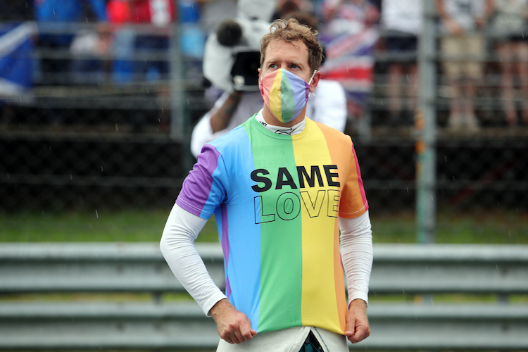 Sebastian Vettel trug sein Regenbogen-Shirt auch während die Nationalhymne gespielt wurde