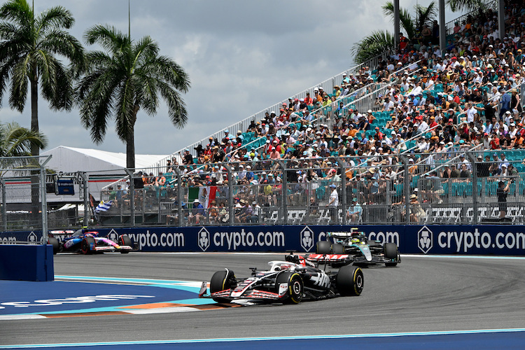 Kevin Magnussen in Miami vor Lewis Hamilton