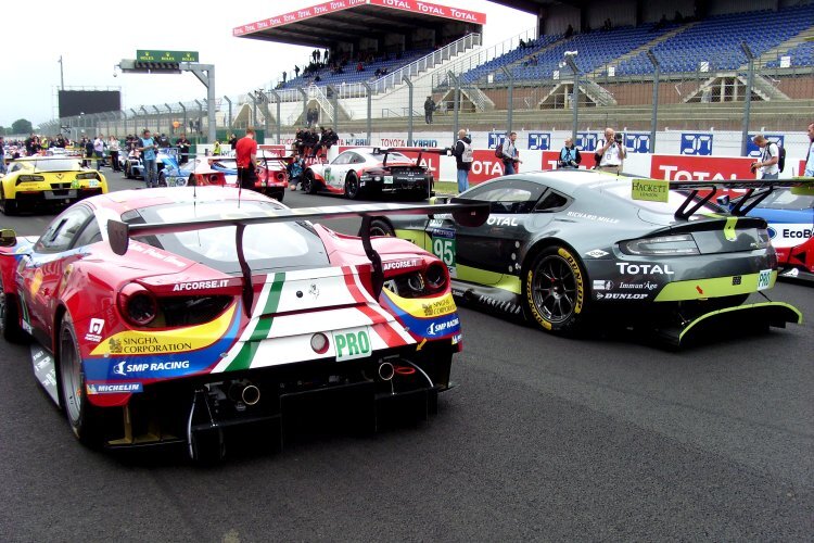 GTE-Heckansichten von Ferrari und Aston Martin