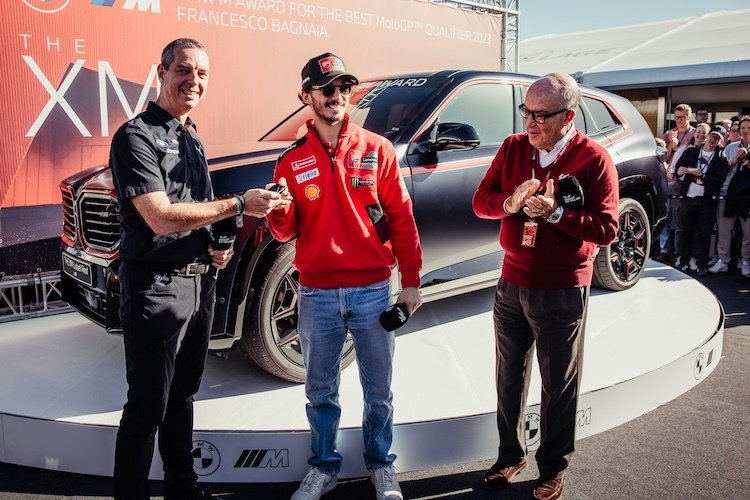 In Anwesenheit von Dorna-CEO Carmelo Ezpeleta durfte Pecco Bagnaia in Valencia den Schlüssel für den BMW XM Red Label von BMW M-Geschäftsführer Franciscus van Meel entgegennehmen
