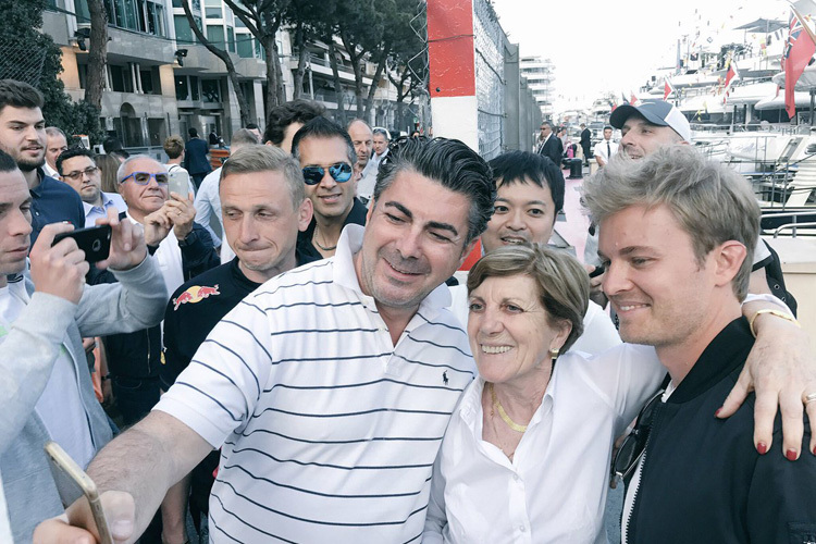 Nico Rosberg mit einigen Fans