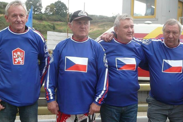 Die erfolgreiche tschechische MXoN-Mannschaft von 1975 feiert auch heute noch ihren größten Erfolg: Antonin Baborovký, Zdenek Velký, Jiří Churavý und Miroslav Novacek 