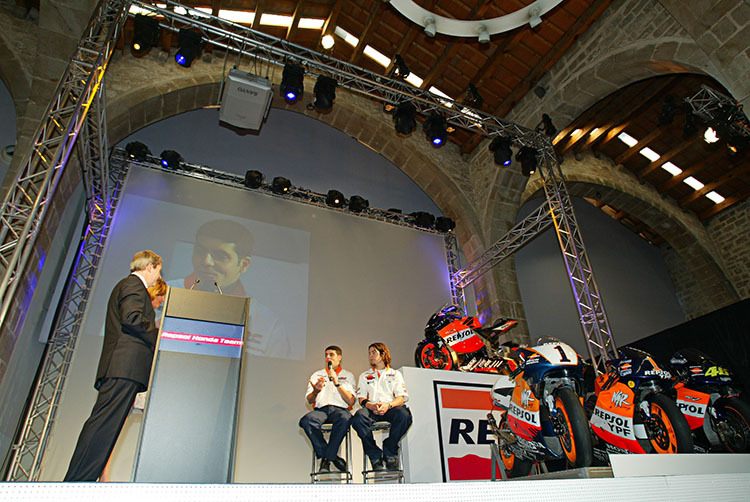 Denkwürdige Repsol-Honda-Präsentation vor genau 20 Jahren: Alex Barros und Nicky Hayden, im Hintergrund das Weltmeister-Bike des abgewanderten Valentino Rossi.